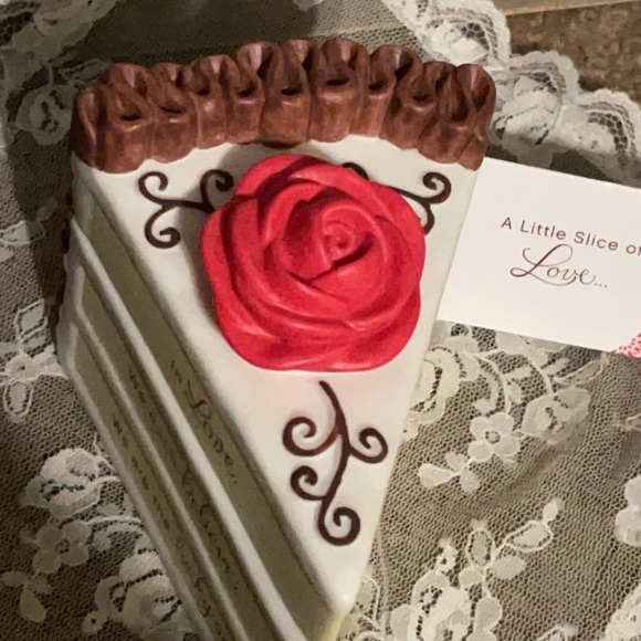 🍰🌹🎁 Vintage Hallmark “A Little Slice of Love” Cake Keepsake Box - Picture 3 of 9